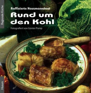 Kohl gehörte schon im Mittelalter auf jeden Speiseplan, denn über ihn konnten die Menschen vor den Zeiten des Zitrusfrüchte-Imports im Winter ihren Vitamin-Bedarf decken. Dieser nützliche Aspekt des Kohls ist seither etwas in Vergessenheit geraten, doch besinnt man sich heute wieder vermehrt auf dieses nicht nur gesunde, sondern auch leckere Gemüse. Kohl gibt es in vielen verschiedenen Sorten und zu allen Jahreszeiten: z. B. der Rosenkohl, der "elegante" Blumenkohl, Brokkoli, Grünkohl, Kohlrabi, Rot- und Weißkohl (Letzterer der Rohstoff für das beliebte Sauerkraut) und der Wirsing. Dass Kohl sich vielfältig verwenden lässt und beileibe nicht nur für die gute alte Hausmannskost, davon überzeugt uns dieses Bändchen. Günter Pump hat erprobte Kohl-Rezepte zusammengestellt, von Bodenständigem aus den Kochbüchern der Landfrauen bis zu sternewürdigen Ideen von Spitzenköchen, die u. a. Kreationen wie die "Geschmorte Haxe vom Salzwiesenlamm an Spitzkohlspalten" oder die "Geräucherten Pfeffermakrelen auf Tomatenkraut" vorschlagen, die einem schon beim Lesen den Mund wässerig machen. Aber auch Einfacheres und natürlich auch vegetarische Kohl-Gerichte halten die ca. 40 Rezepte bereit. Darüber hinaus enthält die Sammlung Wissenswertes über die einzelnen Kohlsorten sowie Tipps zu Einkauf und Lagerung des wertvollen Gemüses und macht es damit leicht, ein altbewährtes Nahrungsmittel neu zu entdecken.