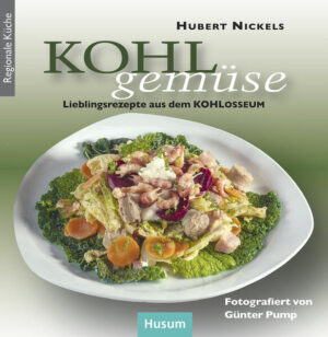 Lieblingsrezepte aus dem KOHLosseum Mit über 2800 Hektar bildet die Region Dithmarschen das größte geschlossene Kohlanbaugebiet Europas. Begünstigt durch das milde Küstenklima, werden in den früchtbaren Seemarschen zwischen Elbe und Eider jährlich rund 80 Millionen Kohlköpfe geerntet. Das kalorienarme Gemüse ist nicht nur reich an Vitaminen und Mineralstoffen, sondern bildet auch die Grundlage für vielseitige kulinarische Kreationen. Hubert Nickels, der Krautmeister des KOHLosseums in Wesselburen, präsentiert in diesem Band eine Auswahl schmackhafter Rezepte von Grün-, Rot- und Weißkohl über Brokkoli und Wirsing bis hin zum Sauerkraut. Fotografien von Günter Pump bieten Anregungen zum Ausprobieren und Nachkochen. Inhalt: Blumenkohl auf Deichlammschinken · Dreierlei Blumenkohl · Blumenkohlsalat · Brokkoli-Chinakohl-Pfanne · Brokkoli-Taler mit Nordländer Bärlauchkäse · Chinakohl mit Hähnchenbrustfilet · Gebratener Grünkohl mit Zander · Grünkohl mit Gänsekeule · Grünkohl mit süßen Kartoffeln · Heikes und Huberts Landpartie-Salat · Jiaogulan-Salat · Schneller Kohleintopf · Kohllasagne · Kohlpfanne · Kohlpudding · Gefüllte Kohlrabi · Kohlrabieintopf · Kohlrouladen · Vegane Kohlrouladen · Krautsalat · Küstenpfanne mit Pfiff · Rohkostsalat mit Orangen · Rosenkohl mit Haselnüssen · Rosenkohlsalat · Rosenkohlsuppe · Rotkohlroulade mit Preiselbeeren · Rotkohlsalat mit Entenbrust · Rotkohlsuppe mit Grießklößchen · Sauerkraut mit Eisbein · Sauerkraut mit gefüllten Äpfeln · Sauerkrautpuffer · Würziger Sauerkraut-Salat · Sauerkrautsuppe mit Curry · Sauerkraut-Topf mit Fenchel · Spitzkohl mit gepökelter Ochsenbrust · Spitzkohlviertel mit Bärlauchkäsesauce · Schneller Weißkohleintopf · Weißkohl-Gulasch-Topf · Weißkohl mit Schweinerippchen · Weißkohlsuppe · Wirsing mit gerollter Deichlammschulter · Wirsingpfannkuchen mit Büsumer Krabben · Wirsingsalat auf Räucherlachs mit Nordseekrabben