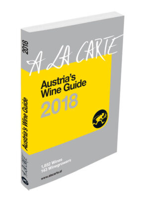 Zum ersten Mal erscheint der A la Carte-Weinguide in einer englischen Version. Und zum ersten Mal werden damit für den Guide die neuen Weine des aktuellen Jahrgangs 2017 zu einem ungewöhnlich frühen Zeitpunkt bewertet. A la Carte unternimmt mit der englischen Ausgabe des Weinguides erstmals eine Vorschau auf den aktuellen Jahrgang 2017 und seine fruchtbetonten, balancierten Vertreter. Außerdem beinhaltet er eine Dokumentation der besten und exportorientierten Winzern aus den vorangegangenen A la Carte-Wein-Führern. Anlässlich der VieVinum sind besonders viele internationale Journalisten und Handelsvertreter in Sachen Wein in Österreich. Besonders diese Zielgruppe mit fundierten Informationen zu versorgen ist das Ziel der englischen A la Carte-Weinguide-Ausgabe. Im fast 200 Seiten starken Buch hat A la Carte-Weinchef Willi Balanjuk die Weine von 143 Weingütern kommentiert und bewertet. Diese Betriebe zählen nicht nur zu den besten des Landes, sie haben auch einen zum Teil bemerkenswert hohen Exportanteil in ihrer ­Verkaufsstatistik. Die ersten Eindrücke des 2017er-Jahrgangs versprechen eine wunderbare Mischung der Merkmale aus 2015 und 2016. Die ­Weine verfügen sowohl über ausgezeichnete Reife und damit viele saftige gelbe Fruchtnoten beim Weißwein und Aromatiefe beim Rotwein (Jahrgangscharakter 2015) als auch lebendige Struktur, frische, präzise Aromen beim Weißwein und kernige, feine Tannine beim Rotwein (Jahrgang 2016). Die Mehrheit der verkosteten Fassproben verspricht groß­artige Weine, wobei man nicht vergessen darf, dass der Großteil der eingereichten Weine das Spitzenniveau Österreichs darstellt. Letztlich bietet der englische A la Carte-Weinguide aber natürlich nur ein kleinen Überblick über das komplette Angebot der österreichischen Winzer. Die deutschsprachige Version des A la Carte-Wein-Führers 2019 mit den Weinen der wichtigsten ca. 400 Winzer erscheint wie gewohnt Anfang Oktober 2018 in bewährter Kombination mit dem A la Carte-Gourmet-Guide.