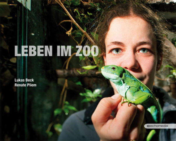 Honighäuschen (Bonn) - Mit dem Buch Leben im Zoo" eröffnen Lukas Beck und Renate Pliem ungewöhnliche Einblicke in den Alltag im Tiergarten Schönbrunn. In ihrem Bildband Leben im Zoo", erschienen im echomedia buchverlag, präsentieren der Fotograf Lukas Beck und die Autorin Renate Pliem die Tiere des Tiergarten Schönbrunn und ihre Pfleger, festgehalten in berührenden Doppelporträts. Ein Jahr lang haben Lukas Beck und Renate Pliem die Zootiere und ihre Betreuer besucht und begleitet. Dabei haben sie schreckhafte Nashörner, aufgeweckte Seepferdchen, respektlose Tigerpythons oder flirtende Papageien kennengelernt. In einprägsamen Fotos und spannenden Geschichten erfahren nun die Leser vom Alltag, aber auch von den Besonderheiten des Lebens im Zoo. Die Tiere kennen ihre Betreuer gut: am Geruch, an der Stimme oder am Blick, den man austauscht. Wenn ein Baby-Flughund von der Pflegerin im Tragetuch herumgetragen wurde, sucht er auch später ihre Nähe. Die Riesenschildkröte Schurli kennt ihren Pfleger Willi seit Jahrzehnten. Willi steht kurz vor der Pensionierung, Schurli ist mit 100 im besten Alter. 71 Pflegerinnen und Pfleger erzählen von ihrer Begeisterung für die Arbeit mit Tieren: Sie erkennen das Leuchten in den Augen des Pandaweibchens, wenn das Training gelungen ist oder freuen sich über die Nachzucht von seltenen Elfenblauvögeln. Man erfährt weiters von Wandelnden Ästen, die eigentlich Insekten sind oder von Fidschi-Leguanen, die ihre Farbe wechseln, wenn ihnen ein Weibchen gut gefällt. Wie anlehnungsbedürftig sind Wasserbüffel? Wie viel Kraft hat ein Orang-Utan? Und warum können Flusspferde nicht schwimmen? Das Buch Leben im Zoo erklärt, erzählt und unterhält. Ein Fotobuch für die ganze Familie.