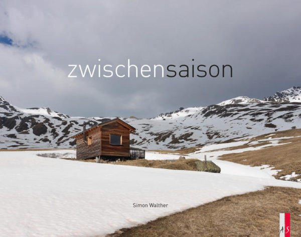 Honighäuschen (Bonn) - In seinem neuen Bildband «ZwischenSaison» beschäftigt sich der Fotograf Simon Walther mit den stark «berührten» Seiten der Schweizer Alpen, den Tourismusorten und Wintersportgebieten. Walther hat diese Regionen vornehmlich im Zeitraum zwischen März und Juni bereist und dort die spezifische Atmosphäre der touristisch schwer verwertbaren Zwischensaison eingefangen. Ergänzt werden diese oft überraschenden, augenzwinkernden und poetischen Bilder mit beeindruckenden, grossformatigen Landschaftspanoramen, welche die Stimmungen des jahreszeitlichen Übergangs in der Natur zum Thema haben.