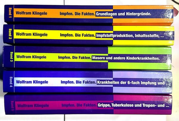 Honighäuschen (Bonn) - Impfen  Die Fakten Eine impfkritische Buchreihe in 5 Bänden mit einem Gesamtumfang von mehr als 2000 Seiten von Wolfram Klingele - im Netzwerk Impfentscheid Verlag In der 5-bändigen Buchreihe Impfen  Die Fakten geht Wolfram Klingele akribisch und gründlich auf die bekannten Infektionskrankheiten und Impfungen ein. Klingeles langjährige, tiefgehende Recherchen bringen wenig bekannte Fakten ans Licht. Alle wichtigen Aussagen sind mit genauen Quellenangaben versehen und beruhen meist auf den Daten offizieller Ämter oder offizieller Studien. In Band 1 und 2 werden die Grundlagen und Hintergründe der Impfungen erläutert sowie Fakten zu der Produktion von Impfstoffen, zu Inhaltsstoffen in Impfstoffen und Zahlen zu Impfschäden und Impftodesfällen genannt. In Band 3, 4 und 5 geht der Autor im Detail und umfassend auf die bekannten Infektionskrankheiten und die dazugehörigen Impfungen ein. Band 3 ist als größter Band dieser Buchreihe mit über 450 Seiten den Masern und anderen Kinderkrankheiten gewidmet. In zweitgrößten Band 4 geht es um die Infektionskrankheiten der 6-fach-Impfung und um neuere Impfungen. In Band 5 werden die verschiedenen Grippeformen und Tuberkulose ausführlich behandelt. Zusätzlich bespricht der Autor Krankheiten, die in den reichen Industrieländern kaum mehr auftreten und dort nur noch als Reise- oder Tropenkrankheiten bekannt sind.