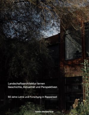 Honighäuschen (Bonn) - Im Jahr 1972 wurde der Studiengang Grünplanung, Landschafts­ und Gartenarchitektur am dama­ ligen Interkantonalen Technikum Rapperswil einge­ führt. Es war die erste Ausbildungsmöglichkeit für Landschaftsarchitektur auf Hochschulebene in der Deutschschweiz. 50 Jahre später blickt ein Buch auf die Geschichte der Disziplin zurück. Die Publikation reflektiert Lehre und Forschung in Rapperswil  auch im Hinblick auf gegenwärtige und zukünftige Herausforderungen eines Berufs­ stands im Spannungsfeld zwischen verdichteten Städten, Biodiversitätsverlust, Klimawandel, Pande­ mien, Digitalisierung und Gestaltungsanspruch. Der erste Teil dokumentiert die Geschichte des Stu­diengangs, der Forschung und des Hochschul­campus und stellt sie in den jeweiligen zeitlichen und gesellschaftlichen Kontext. Auch die Geschichte der Gestaltung der Campusanlage und deren Bedeutung als Freiraumlabor wird aufgearbeitet. Der zweite Teil widmet sich der Gegenwart und der Zukunft der Landschaftsarchitektur­Ausbildung in Rapperswil. Die Autorinnen und Autoren geben im Sinne von Stu­ dio Experiences Einblick in ihre Lehre. Im dritten Teil formulieren die Herausgeber ein Fazit und einen Ausblick: Wie werden sich die Anforderungen an den Berufsstand und an das Fach künftig verändern? Wie sollte sich das in der Ausbildung nieder­ schlagen? Welchen Beitrag soll die Forschung leisten?