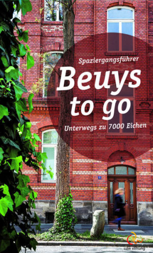 Honighäuschen (Bonn) - Unterwegs zu 7000 Eichen! Kassel verdankt dem Künstler Joseph Beuys ein weltweit einmaliges organisches Kunstwerk, das sich über die ganze Stadt ausdehnt. Zurdocumenta 7 (1982) begann der Künstler mit seinem Team 7 000 Bäume zu pflanzen. Damit hat Beuys nicht nur das Stadtbild und das Leben in den Stadtteilen nachhaltig verändert, sondern auch einen gesellschaftlichen Wandel angestoßen. Die Botschaft der" 7000 Eichen" ist in Zeiten des Klimawandels aktueller denn je. Seit vier Jahrzehnten leben die Kasseler*innen nun mit dem Kunstwerk "7000 Eichen - Stadtverwaldung statt Stadtverwaltung". Proteste, Sympathien und Diskussionen begleiten das Werk seitdem. Inzwischen sind in Kassel grüne Alleen und Verwaldungsinseln gewachsen. Die Bäume begegnen einem auf alltäglichen Wegen und manchmal auch an unwirtlichen Orten der Stadt. Dieser Spaziergangsführer ist eine Einladung, das Kunstwerk auf sieben thematischen Stadtspaziergängen zu erkunden und für sich zu entdecken. Die Routen sind zwischen drei und sieben Kilometer lang. "Beuys to go" ist Ihr Spaziergangsbegleiter durch die Stadtteile jenseits der bekannten Wege. Sie erfahren, wie alles anfing, welche Hürden zu überwinden waren und was aus den Bäumen geworden ist. Die Jubiläen "100 Jahre Beuys" (2021) und "40 Jahre 7000 Eichen" (2022) sind dafür ein schöner Anlass. Nehmen Sie sich Zeit und machen Sie sich auf den Weg!