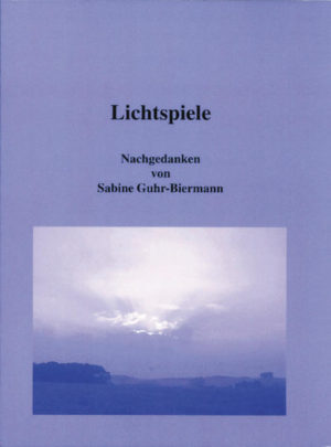 Honighäuschen (Bonn) - Die Autorin von ihrer ganz privaten Seite - 1986 verfasste Sabine Guhr-Biermann aus persönlichen Selbstfindungsgründen ihre damaligen "Nachgedanken", die sie Jahre später als "Lichtspiele" veröffentlicht, um auch andere Menschen an der Erkenntnis und dem Trost teilhaben zu lassen, den sie selbst darin gefunden hat. Begleitet von stimmungsvollen schwarz-weiß Fotografien aus ihrem damaligen Heimatort lädt dieses Buch den Leser zur Meditation, zum Nachsinnen, zum Sich-Selbst-Wiederfinden oder aber einfach nur zur Inspiration ein.