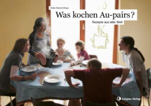 Miteinander kochen und essen verbindet Menschen und Kulturen.Die Idee zu diesem Kochbuch ist in meinen Jahren als Gastmutter vieler Au-pairs, Au-pair-Vermittlerin und Vorsitzende der Au-Pair Society entstanden. Au-pairs in Deutschland: Sie kümmern sich um Kinder und Haushalt und lernen dabei unsere Sprache und Kultur kennen. Gleichzeitig hinterlassen sie Spuren ihrer Tradition. Beispielsweise wenn sie uns mit Lieblingsrezepten aus ihrer Heimat bekochen. Das afrikanische, delikat gewürzte Reisgericht Pilawo, das nahrhafte, für Feiertage vorgesehene Beshbarmak aus Kasachstan oder die feine russische Passcha-Quarkspeise? Egal, das Konzept der überlieferten Familienrezepte geht bei diesem Kochbuch besonders gut auf: Die kulinarischen Vorschläge von Au-pairs aus verschiedenen Ländern benötigen in der Regel einfache Zutaten, sind leicht nachzukochen, alltagstauglich und höchst schmackhaft.