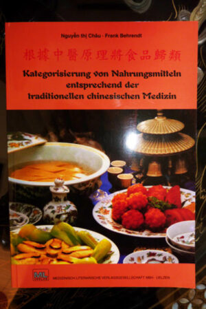 DAS WICHTIGSTE Nachschlagewerk für eine gesundheitsbewusste und ausgewogene Ernährung entsprechend der TCM Die in diesem Nachschlagewerk aufgeführten Anleitungen stellen die GRUNDVORRAUSSETZUNG jeder erfolgreichen Behandlung nach den Richtlinien der Traditionellen Chinesischen Medizin dar, weil jede Behandlung OHNE die darauf genau abgestimmte Ernährung KEINEN WIRKLICHEN Heil-Erfolg(!) bringt. Es sollte JEDEM Kunden, Patienten oder Mediziner als Nachschlagewerk vorliegen.