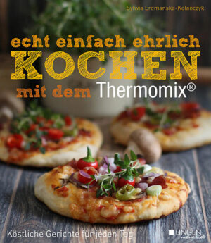 Der Thermomix® erfüllt alle Wünsche im Handumdrehen: • Köstliche Gerichte für jeden Tag • Rezepte, die im Handumdrehen fertig sind • Format: 20 x 23 cm • 128 Seiten Die erfolgreiche Bloggerin Sylwia Erdmanska-Kolanczyk zeigt mit einfachen Schritt-für-Schritt-Anleitungen und appetitanregenden Farbfotografien, wie man sich selbst oder die Liebsten mit diesem Küchenhelfer verwöhnen kann – von leckeren Suppen, feinen Salatdressings, knackiger Rohkost bis hin zu Brot, Pasta, Fingerfood und Desserts. Wie wäre es zum Beispiel mit einer Käse-Lauch-Suppe, dazu ein Buttermilch-Kräuterbrot und einen Quinoa-Powersalat für eine extra Portion Energie? Oder mit einem deftigen Spätzle-Auflauf mit knackigem Gemüse und Hähnchen? Auch Naschwerk wie zartschmelzende Sahne-Toffee-Bonbons, Aprikosen-Quark-Kuchen oder Butterkuchen lassen sich ganz einfach herstellen.