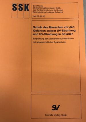 Honighäuschen (Bonn) - Noch immer steigt die Inzidenz der durch Ultraviolett- strahlung verursachten Hautkrebserkrankungen in Deutsch- land an. Diesem Trend liegt neben einer erhöhten UV- Exposition in der Freizeit, insbesondere an Wochenenden und im Urlaub, eine zunehmende Solariennutzung zu- grunde. Auch die berufliche UV-Exposition von im Freien Arbeitenden ist nicht zu vernachlässigen. Immer mehr wird auch darüber diskutiert, welche Rolle die UV-induzierte Vitamin-D-Synthese für die Gesundheit des Menschen spielt. Vor diesem Hintergrund hat die Strahlenschutz- kommission die Empfehlungen zum Schutz des Menschen vor den Gefahren solarer UV-Strahlung und UV-Strahlung in Solarien überarbeitet und mit einer detaillierten wissenschaftlichen Begründung versehen. Das Beratungs- ergebnis ersetzt Empfehlungen und wissenschaftliche Begründungen aus den Jahren 1990, 1993, 1997 und 2001. Im Sinne einer primären Prävention sollen die Empfehlungen dazu beitragen, die Bevölkerung für die Risiken von UV-Strahlung zu sensibilisieren und zu befähigen, Schutzmaßnahmen in den Alltag zu integrieren. Das komplexe Thema der UV-induzierten Vitamin-D- Synthese in der Haut, einer möglichen Vitamin-D- Unterversorgung und deren gesundheitliche Konsequenzen sowie das zu berücksichtigende erhöhte Hautkrebsrisiko werden in der wissenschaftlichen Begründung detailliert dargestellt.