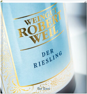 Riesling  Rebsorte mit vielen Facetten Der Riesling ist die spannendste, weil vielseitigste Rebsorte der Welt. Rieslingweine werden von trocken über feinherb bis edelsüß ausgebaut und sind jung als auch gereift zu genießen. Der epochale Bildband behandelt das komplexe Thema Riesling am Beispiel des Spitzenweinguts Robert Weil. Kein anderes traditionelles deutsches Weingut hat in den vergangenen 20 Jahren solch eine beispielhafte Erfolgsgeschichte geschrieben. Wilhelm Weil hat nun in vierter Generation das Weingut in den Kreis der internationalen Weinelite zurückgeführt. Neben der spannenden Geschichte des Weinguts im Spiegel deutscher und Rheingauer Weingeschichte, wird die besondere Architektur des Ensembles aus Gutshaus, Park und Weinkellern beschrieben. Fragen zu Boden und Ökosystem, zu Ausreifung und Vergärung sowie zur Stilistik werden vertieft und in großformatigen Fotos die vielfältigen Weinbergtätigkeiten gezeigt, die über den Verlauf eines Jahreszyklus vom Rebschnitt bis zur Ernte gemeistert werden. "Der Riesling" ist erhältlich im Online-Buchshop Honighäuschen.
