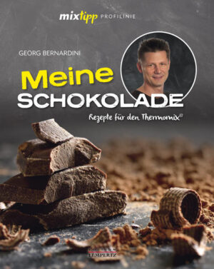 Schokoladentester, Pâtissier, Confiseur - Georg Bernadini ist ein Profi auf dem Gebiet der Schokolade. Er hat mit Georgia Ramon eine eigene Schokoladenmarke kreiert und ist einer der wenigen in Deutschland, der die Schokolade nach dem sogenannten "bean to bar"-Prinzip produziert. Von der Bohne bis zur fertigen Tafel wird die Schokolade selbst hergestellt. In diesem Buch hat Bernardini für das Team MIXtipp die köstlichsten Schokoladenrezepte zusammengestellt. Neben einem ausführlichen Einblick in die Geschichte der Schokolade und der Verarbeitung von Kakaobohnen enthält das Buch eine vielfältige Sammlung schokoladiger Rezepte: Von Basisrezepten für Tortenböden und selbst gemachten Schokoladentafeln bis hin zu üppigen Sahnetorten und herzerwärmenden Getränken. Auch hier wird die Schokolade von der Bohne an selbst hergestellt. Klassische Schokoladentorten, wie die Schwarzwälder Kirschtorte oder eine Sachertorte dürfen dabei nicht fehlen und auch die Welt der Pralinenherstellung wird einem nicht vorenthalten. Das Allerbeste daran ist, dass die Köstlichkeiten ganz leicht mit dem TM 31 und TM 5 zu Hause nachgemacht werden können und das Herz eines jeden Schokoladenliebhabers höher schlagen lassen werden! Warnhinweis für anonyme Schokoholiker: Achtung Suchtgefahr!