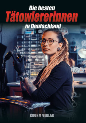 Honighäuschen (Bonn) - Die besten Tätowiererinnen in Deutschland Wer auf der Suche nach einer wirklich guten Tattoo-Künstlerin ist und zudem Wert auf Qualität legt, für den gibt es jetzt das neue Buch "Die besten Tätowiererinnen in Deutschland" Mit dem neuen Buch "Die besten Tätowiererinnen in Deutschland" haben wir unser jüngstes Werk auf dem Markt. Das Buch ist eine Sammlung außergewöhnlicher Künstlerinnen in Deutschland. Mit dabei sind so renommierte Adressen wie Mia Tattoo (Bullay), Al Tattoo Mülheim a. d. Ruhr), Farbenkessel - Marge,Anna (Geseke) und viele, viele mehr. Auf weit über 200 Seiten präsentiert das neue Buch "Die besten Tätowiererinnen in Deutschland" Tätowierungen und Vorlagen aus nahezu jeder Stilrichtung. Das macht dieses Werk nicht nur zu einem wundervollen Sammlerobjekt, sondern eben zu einem überaus nützlichen Studio-Guide.