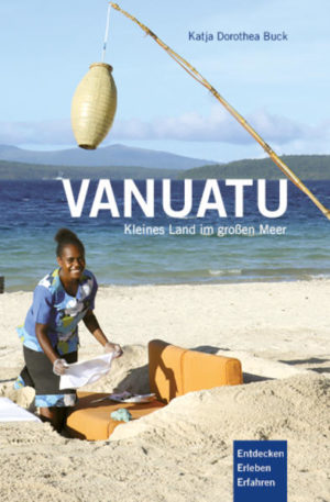 Honighäuschen (Bonn) - Kaum einer kennt Vanuatu. Das Land ist klein und liegt am anderen Ende der Welt. Dabei kann der pazifische Inselstaat mit erstaunlichen Rekorden und beeindruckenden Superlativen aufwarten. Nirgendwo auf der Welt werden mehr Sprachen gesprochen als in Vanuatu. Auch hat das Land das schärfste Plastikverbot überhaupt. Mit seinen weißen Stränden, dem glasklaren Wasser, der üppigen Vegetation und seinen spektakulären Vulkanen gilt Vanuatu als eines der letzten Paradiese in der Südsee. Die knapp 300.000 Ni-Vanuatu sollen offiziell die glücklichsten Menschen der Welt sein. Ein Leben im Einklang mit der Natur? Ja, vielleicht, wäre da nicht der Klimawandel: Vanuatu ist auch das Land, das weltweit am meisten vom Klimawandel bedroht ist. Katja Dorothea Buck hat sich aufgemacht zu den Menschen in Vanuatu, die zum Teil noch sehr traditionell leben. In vielen Punkten musste sie umdenken und sich auf gänzlich Neues einlassen. Am Ende haben ihr die Menschen aber ihre Geschichten erzählt. Und die Autorin ist mit mehr Fragen als Antworten zurückgekommen. Sollten die Menschen in Vanuatu vielleicht sogar besser für die Herausforderungen des 21. Jahrhunderts gewappnet sein als wir in den westlichen Gesellschaften? Wer weiß. Sicher ist jedenfalls: Wer sich auf die Menschen in Vanuatu einlässt, kommt unweigerlich ins Grübeln über globale Zusammenhänge, Geschwisterlichkeit und die eigene Grenzen. Bestellen Sie jetzt schon Ihr Exemplar und erhalten es frisch aus der Druckerei im Dezember 2020!