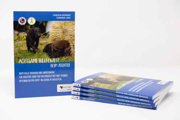 Honighäuschen (Bonn) - In diesem Buch geht es um eine ganz besondere Zeit im Leben eines Hundes: von der Geburt bis etwa zur 8. bzw. 12. Lebenswoche. Mit dem richtigen Wissen und achtsamer Begleitung können Züchter, Welpenbesitzer und Hundetrainer die Grundlagen für einen gelassenen und sozialkompetenten Familienhund schaffen. Als Züchter erfahren Sie hier, wie Sie Neugier und zugleich Gelassenheit der Welpen fördern können. Übersichtlich nach Lebenswoche gegliedert, erklären die Autorinnen ganz konkret, wie sich Sinne und Verhalten der Welpen entwickeln und welche positiven Lernerfahrungen gerade jetzt wichtig sind. Wie können Sie schon ab dem 3. Lebenstag behutsam mit einer frühen neurologischen Stimulation anfangen und was macht diese aus? Welche spielerischen Übungen können Sie wann beginnen? Der strukturierte Aufbau, Checklisten, Video-Einblicke (per Quick-Scan) und Vordrucke für die eigenen Erfahrungen erleichtern Ihnen die praktische Umsetzung. Als zukünftige Welpenbesitzer hilft Ihnen dieses Buch, einen kompetenten Züchter zu finden und Ihren Welpen liebevoll und mit fundiertem Wissen weiter zu begleiten  auf seinem spannenden Weg zum alltagstauglichen Familienhund. Das Buch enthält hervorgehobene Spezialthemen, u.A. von Hundetrainerkollegin Maria Rehberger (Easy Dogs), die wichtige Fragen wie zum Beispiel zur Konditionierte Entspannung in der Wurfkiste, zum richtigen Umgang mit Aufregung oder zur Geräuschgewöhnung u.v.m. beantworten. Die ausdrucksstarken, ganz besonderen Welpenbilder in der Wurfkiste und bei den ersten Erkundungstouren sind von Fotografin Sandra Wierszyn. Das Buch wird von Trainieren statt Dominieren (TSD) empfohlen.