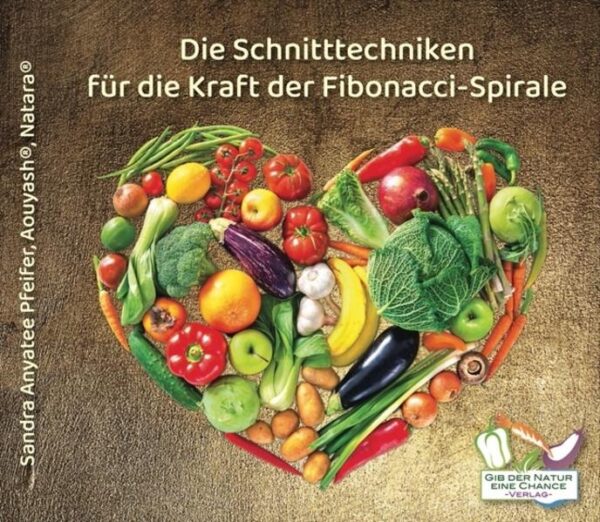 Gesunde Nahrung und schonende Zubereitung sind alles, was du für eine optimale Nährstoffversorgung für deinen Körper tun kannst? Nein! Auch ob und wie Obst, Gemüse, Pilze und Kräuter zerkleinerst, wirkt sich darauf aus, wie viel dein Körper davon für seine Gesundheit nutzen kann. Dieses Buch gibt dir das Wissen, wie du bestmöglich mit den wertvollen Vitaminen, Mineralstoffen und Spiegelungen der Natur genährt wirst. Unkompliziert und abwechslungsreich. Geschieht das Schneiden und Zerkleinern der Früchte nämlich in Einklang mit der Fibonacci-Spirale, nach der in der Natur alles aufgebaut ist, dann bieten die Früchte das volle Potenzial für unsere Vitalität. In diesem einzigartigen Buch mit vielen Fotos und Schritt-für-Schritt-Anleitungen auch auf Video erläutert Sandra Anyatee Pfeifer die besten Schnitttechniken für viele Sorten an Obst, Gemüse, Pilzen und Kräutern. Wer es sich gerne noch näher ansehen möchte, findet im Buch QR-Codes zu kurzen, übersichtlichen Videoanleitungen der einzelnen Schnitttechniken. Darüber hinaus gibt die Autorin viel weiteres einzigartiges Wissen von Aouyash weiter, wie und wofür die Lebensmittel in unserem Körper wirken, was uns die Natur meist unbemerkt an kräftigenden Pflanzen schenkt und wie wir diese am besten Lagern. Aouyash ist eines der ältesten liebe- und friedvollen Bewusstseine aller Universen und übermittelt dieses Wissen in den Kochshows „Gib der Natur eine Chance“ auf Kamasha TV, während er durch den Körper des Volltrance-Mediums und Heilers Natara spricht. Du glaubst es nicht? Dann probiere es ganz einfach aus! Ist Paprika verträglicher, wenn er richtig geschnitten wird? Riecht man auch dann nach Knoblauch und Zwiebel, wenn man sie richtig schneidet? Schmeckt das Essen anders, wenn die gleichen Zutaten im Fluss der Fibonacci-Spirale geschnitten werden? Wie zerkleinere ich Obst und Gemüse für einen Smoothie richtig, damit dennoch die volle Ladung an Nährstoffen drin bleibt? Gib der Natur eine Chance - und schenke deinem Körper die besten Spiegelungen der Natur.