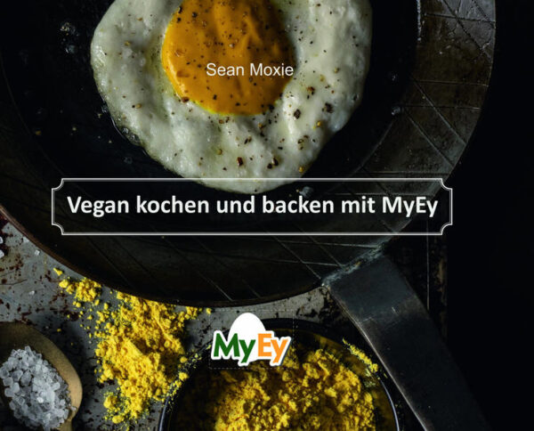 Sean Moxie von dailyvegan.de schreibt Rezepte für MyEy! In diesem Buch findest Du über 40 Rezepte von Sean Moxie, veganer Koch, sowie Kopf und Kochlöffelschwinger hinter dailyvegan.de. Eine der populärsten, deutschsprachigen, veganen Webseiten. Die Rezepte in diesem Buch hat er exklusiv für MyEy entwickelt. Du findest hier die komplette Bandbreite an veganen Eierspeisen und Gerichten mit Ei. Von Snacks, wie einem veganen Lachsbagel mit Spiegelei über Suppen, zum Beispiel Gemüsesuppe mit Eierstich, und Hauptspeisen wie Königsberger Klopse oder isrealischem Shakshuka, köstlichem Gebäck und Kuchen wie Macarons, Zimtsternen oder Biskuitrolle, bis hin zu verschiedenen Frühstücksideen wie Breakfast Burritos mit Rührei. Als Bonus gibt es noch ein paar Sportlerrezepte von MyEy Entwickler Chris Geiser. Alles 100% vegan! In Zeiten, in denen Umwelt- und Klimaschutz, sowie das Wohlergehen aller Lebewesen immer wichtiger werden, ist ein guter Eiersatz unerlässlich. Dadurch muss niemand auf geliebte Speisen mit Eiern verzichten und kann guten Gewissens weiter schlemmen. Was kann MyEy? Bis vor Kurzem musste für div. Eigenschaften von Hühnereiern in der veganen Küche noch auf eine Vielzahl von einzelnen Hilfsmitteln zurückgegriffen werden, nun vereint MyEy das gesamte Spektrum an Funktionalität. Von Schaummassen, Binden, Lockern bis hin zum veganen Spiegelei. Aufschlagen, Binden, Lockern - alles mit MyEy. Mehrfach ausgezeichnet und nach wie vor: weltweit einzigartig. Kein anderes Produkt kommt dem Tier-Ei auch nur annähernd so nahe. Als eynzigartiger Eiersatz erfährt MyEy© stetig steigendes Interesse und wurde bereits mehrfach ausgezeichnet.