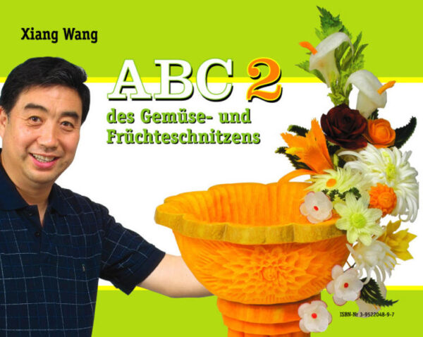 ABC 2 folgt auf den Bestseller ABC des Gemüse- und Früchteschnitzens. Wiederum ist ein Meisterwerk aus der Hand von Wang Xiang, 2fachem Weltmeister, entstanden, das Sie mit einfachen "Schritt-für-Schritt" Anleitungen zu weiteren Erfolgen führt! Nach dem Motto "Schnell mit grosser Wirkung" können Sie Ihre Gäste mit exklusiven Gemüse- und Früchteschnitzereien begeistern!