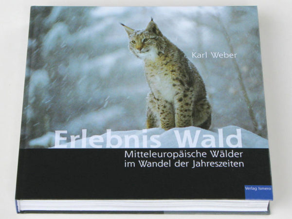 Honighäuschen (Bonn) - Das Buch "Erlebnis Wald" ist in erster Linie ein Fotoband mit grossen, teils seitenfüllenden Aufnahmen von berührenden Waldsituationen, aber auch von Pflanzen und Tieren in ihrer natürlichen Umgebung, bis hin zu portrait-ähnlichen Detailausschnitten, jeweils gesäumt von Bildlegenden, die aber nur dort anzutreffen sind, wo der nicht so erfahrene Naturbeobachter Erklärungsbedarf hat. In zweiter Linie vielleicht ist es ein Poesieband, der den Lebensraum bestimmter Pflanzen und Tiere berührend aufzeigt und erlebbar macht. Darüber hinaus hat es Sachbuchcharakter, der in einem gesonderten Teil, aber mit Bezug auf den Hauptteil des Buches, gepflegt wird. Das Werk wird mit dem Titel "Erlebnis Wald" seinem vielgestaltigen Inneren absolut gerecht. Das Buch besteht aus zwei Hauptelementen: einem Bilderteil mit eingestreuten Episoden über die Fotopirsch sowie einem ca. 100 Objekte umfassenden Bildkommentarteil. Die Bildkommentare sind alphabetisch gegliedert, durchnummeriert und mit Seitenzahlen versehen, welche auf den entsprechenden Bildteil verweisen. Im Bildteil wiederum sind alle Objekte, zu denen ein Bildkommentar existiert, mit entsprechenden Nummern gekennzeichnet. Der Bilderteil mit den Episoden ist dem Jahreslauf angepasst, beginnend mit dem Spätwinter und endend mit dem Frühwinter. Im Anhang finden sich Glossar und Bibliografie. Thematisch geht es im vorliegenden Buch um verschiedene Waldgemeinschaften, die zumindest teilweise die Merkmale naturbelassener Wälder aufweisen. Das Spektrum reicht vom Plenterwald, einem sanft bewirtschafteten Hochwald, wie er in der Schweiz noch häufig anzutreffen ist, bis zum Urwald im Grenzgebiet von Polen und Weissrussland, in dem es noch frei lebende Luchse, Wölfe und Wisente in stattlicher Zahl gibt. Im Buch wird auch der Auenwald charakterisiert, der Bergwald sowie die besonderen Waldgemeinschaften im Tessin. "Wälder gelten als Lebensräume mit der grössten Artenvielfalt. Weit über die Hälfte der in Mitteleuropa heimischen Pflanzen- und Tierarten leben in den Wäldern. Viele Pilze, Flechten, Moose und Farne sowie wirbellose Tiere trifft man ausschliesslich im Walde an. Je naturgemässer ein Wald belassen wurde, desto grösser ist die darin lebende Artenvielfalt." Das Buch beschreibt in den Kommentaren auch ökologische Zusammenhänge, z.B. über Nahrungsnetze, das Innenklima eines Waldes, die Gemeinschaft der Schattenpflanzen oder die Rolle von Spinnen, von denen eine Hektare Wald etwa eine Million Individuen beherbergen kann.