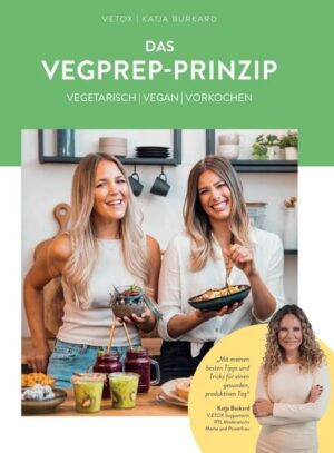 Iss Dich mit minimalem Aufwand maximal gesund! Das VegPrep-Prinzip: Einfach, gesund und lecker vorkochen Du findest zwischen dem nächsten Termin-Marathon, Endlos-Telefonat und der Kinderbetreuung nicht genügend Zeit, frisch und ausgewogenen zu kochen? Dir fehlen bei unverhofften Hungerattacken zwischendurch einfach gesunde Alternativen? Du willst Deine kostbare Freizeit nicht für die Essensplanung opfern? - Dann gehört dieses Kochbuch unbedingt auch in Deine Küche. Freu Dich auf cremiges Overnight-Tiramisu im Glas, schnelle Kürbis-Kartoffel-Puffer mit Kräuterquark, raffinierte Sommerrollen und 94 weitere abwechslungsreiche bunte VegPrep-Rezepte mit Genuss-Garantie. Im Nullkommanichts vorbereitet, versorgen sie Dich garantiert immer mit allem, was Dein Körper braucht, um seine volle Leistung abzurufen - egal wie stressig es in Deinem Alltag wird. Anna Lena und Marie-Sophie haben mit ihrem VETOX VegPrep-Prinzip nach der 5+2 Erfolgsformel das Prinzip „Vorkochen“ revolutioniert und sorgen mit ihren 7 goldenen VegPrep-Regeln dafür, dass Du den Gesundheitsfaktor Deines Essens ganz einfach hochhältst. Ohne Deinen Alltag komplett umkrempeln zu müssen. Ab jetzt hast Du ohne Extraaufwand immer eine gesunde, nahrhafte Mahlzeit parat, wenn Dich der Hunger überkommt. Gemeinsam mit VETOX-Supporterin und RTL-Moderatorin Katja Burkard teilen sie ihre 97 liebsten Vorkoch-Rezepte, wichtiges Ernährungswissen und Tipps für einen produktiven Tag! 97 Rezepte für den ganzen Tag - konzipiert von Team VETOX und RTL-Moderatorin Katja Burkard Über 15 Seiten spannendes Ernährungswissen rund um das MealPrep-Konzept und gesunde Ernährung Ein fertiger 14-Tage-Ernährungsplan inklusive einer cleveren Einkaufsliste nach dem VETOX VegPrep-Prinzip sowie eine PDF-Vorlage zum Selbstausfüllen Übersichtliche Buttons geben Dir direkt Auskunft über Haltbarkeit, Lagerung und Zubereitungszeit Wertvolle Tipps und Anekdoten von Power-Frau und Alltagsheldin Katja Burkard für einen energiegeladenen, produktiven Tag VETOX x Katja Burkard Aus einem Selbstversuch der „fleischfreien Ernährung“ wurde VETOX von Anna Lena Stegemann und Marie-Sophie Jesko innerhalb von nur 3 Jahren zu einer rasant wachsenden Ernährungs-Bewegung, die immer mehr Menschen begeistert. Neben über zehntausend verkauften Kochbüchern und über dreizehntausend Followern in den sozialen Medien konnten sie auch RTL-Moderatorin, Autorin und Vollblutmama Katja Burkard für ihre Mission begeistern, gesunde Ernährung endlich für alle Menschen einfach zu machen. Aus einer gemeinsamen Sendung entstand schnell die Idee für ein gemeinsames Kochbuch, um Alltagshelden wie Katja das (gesunde) Leben zu erleichtern. Sie haben das MealPrep-Prinzip revolutioniert und noch alltagstauglicher und zeitsparender gemacht. Herausgekommen ist ein brandneues Kochbuch, das neben 97 super gesunden und leckeren VegPrep-Rezepten auch ihre besten Tipps & Tricks für einen produktiven Tag enthält. Das VegPrep-Prinzip: Vegetarisch |Vegan | Vorkochen   Zu jeder Tageszeit perfekt vorbereitet Frühstück, Hauptgerichte, Snacks und Desserts - Das VegPrep-Prinzip lässt sich auf alle Mahlzeiten anwenden. Mit nur 30 Minuten Kochzeit am Tag versorgst Du Deinen Körper rund um die Uhr mit allen wichtigen Nährstoffen. Sofort loslegen mit Deinem 14-Tage-VegPrep-Plan Deine Zeit ist wertvoll, deshalb kannst Du sofort loslegen und köstlich-gesund genießen. Denn der Plan für die ersten 14 Tage Vorkochen ist bereits mit den leckeren VegPrep-Rezepten ausgefüllt. Zusätzlich kannst Du Dir eine PDF-Vorlage zum Selbstausfüllen ganz einfach per QR-Code herunterladen. Die wichtigsten VegPrep-Utensilien & Haltbarkeitsregeln: Vorbereitung ist beim Vorkochen das A und O. Und dazu gehören auch die richtigen Utensilien. Erfahre zum Beispiel, wieso Du Dir mit Glasbehältern eine Menge Spülaufwand sparst, welche 4 Grundlagen für eine lange Haltbarkeit sorgen und welche 2 Lebensmittel Du niemals preppen solltest.