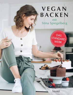 Von Apfelstrudel bis Zwiebelkuchen - Das Standardwerk der pflanzlichen Backkunst. Ein Allrounder, der in keiner Küche fehlen darf! Inspiriert von der französischen Pâtisserie und deutschen Klassikern fasst dieses Buch alle heiß geliebten Backrezepte in ein Meisterwerk zusammen. Von süß bis herzhaft listet Stina Spiegelberg all die leckeren Klassiker und ergänzt sie gekonnt durch eigene Kreationen - die Sie lieben werden! Ob Geburtstagskuchen, Cookies, Schwarzwälder-Kirschtorte oder Bienenstich - mit Ideen für Anfänger bis Backprofi und vielen Schritt-für-Schritt Anleitungen haben diese Rezepte Gelinggarantie. Dank Stina Spiegelbergs Erfahrung aus zehn Jahren als engagierte vegane Köchin ist »Vegan Backen« ein umfassendes und fundiertes Standardwerk, das alle Elemente der rein pflanzlichen Backkunst in einem Buch aufzeigt: Warenkunde: Der große Warenkundeteil zeigt, wie Milch, Ei & Co. ganz leicht durch pflanzliche Produkte ersetzt werden. Wie sieht der vegane Vorratsschrank aus? Welche Zutaten lassen sich gesund oder glutenfrei ersetzen? Kreativ backen war noch nie so easy. So gelingt einfach jedes Rezept! Basic Rezepte: Es sind einfach alle Klassiker mit dabei. Ob Mürbeteig, Rührteig, Hefeteig, feine Füllungen, hübsche Dekors und vieles mehr! In einfachen Schritten erklärt Stina Spiegelberg, wie die Basisrezepte gelingen und worauf es wirklich ankommt. Vegane Backtipps: Mit den richtigen Tricks kann jeder großartig backen! Stina Spiegelberg erlaubt einen Blick in ihre Backstube und zeigt auf, wie sich ein Malheur vermeiden lässt und wie mit wenig Aufwand ein schönes Backergebnis gelingt. Rezepte: »Vegan Backen« zeigt eine Vielfalt von klassischen und spannenden Rezepten von Keksen und Kleingebäck, Kuchen und Torten, Pralinen, Pikantem und Brot auf. Gesündere Alternativen werden genauso vorgestellt wie glutenfreie Varianten. Jedes Rezept ist wunderschön bebildert und ausgewählte Back-Kreationen enthalten Schritt-für-Schritt-Anleitungen.