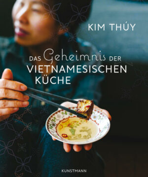 Rezepte werden in Vietnam wie ein Schatz gehütet. Sie sind das Geheimnis der Vietnamesinnen, in ihnen zeigt sich die Liebe zu ihrer Familie. Kim Thúy teilt mit uns in diesem Kochbuch die Familienrezepte, die ihr ihre Mutter und ihre Tanten anvertraut haben. »In dem Moment, wo man die Schwelle eines vietnamesischen Hauses überschritten hat, wird man mit Variationen ein und derselben Frage bombardiert: Hast du schon gegessen?, Möchtest du etwas essen?, Komm, wir essen , Iss einen Happen, Ich habe noch ein Huhn im Ofen« In Vietnam spricht man nicht über seine Gefühle, man transportiert sie über das Essen, schreibt Kim Thúy in der Einleitung zu diesem ungewöhnlichen Kochbuch, das uns die vietnamesische Küche in ihren Grundlagen und vielen Köstlichkeiten ins Haus bringt. Mit solidem Basiswissen fängt es an: den verschiedenen Sorten von Reisnudeln, den speziellen Kräutern, den Gemüsen, den Früchten, den Reisfladen und den Varianten der Saucen, vor allem der Fischsauce. Dann kommen die Suppen, für die die vietnamesische Küche berühmt ist, das Gebratene: Fisch und Fleisch, die Gemüsegerichte und die Salate, das Gegrillte und Frittierte, das Gebackene, die Desserts und die Snacks. Von der süß-sauren Suppe Canh Chua Cá über karamelisiertes Schweinefleisch Thit Ram zu den gegrillten Auberginen auf Vietnamesische Art Cà Tìm Nuòng und den frittierten Bananen Chòi Chièn  es wird schwerfallen, sich zwischen diesen Köstlichkeiten zu entscheiden. "Das Geheimnis der Vietnamesischen Küche" ist erhältlich im Online-Buchshop Honighäuschen.