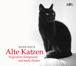 Honighäuschen (Bonn) - Wer einen Katzenwelpen zu sich nimmt, denkt kaum daran, dass das winzige Energiebündel eines Tages den Spaß am Toben verlieren könnte. Irgendwann lässt das Gehör nach, der Gang wird steif, der Kater putzt sich nicht mehr sorgsam und möchte den Großteil seiner späten Lebenszeit an einem warmen und sicheren Ort verschlafen. Diese Zeit des Alterns ist für uns Katzenhalter(innen) ein Moment zwischen den Welten  die Freude an der unbändigen Lebenslust der jungen Tiere weicht einem Bewusstsein für die Endlichkeit dieses Lebens und des Zusammenseins. Das Alter bietet aber auch die Chance, diesen letzten Abschnitt bewusst mitzuerleben, Tag für Tag wach zu sein und teilzuhaben an der zunehmenden körperlichen Zerbrechlichkeit und Zartheit wie auch der seelischen Veränderung, hin zu einer ausgeprägter Versessenheit nach Ritualen und einem großen Bedürfnis nach Nähe und Vertrautheit der alten Katzen. Über Jahre fotografierte und porträtierte die Filmemacherin und Fotografin Meike Birck, selbst Katzenbesitzerin, Menschen mit ihren alten Katzen. So entstand ein Bildband mit eindringlichen Texten voll Zärtlichkeit, Respekt und Poesie. Für alle Katzenbesitzer(innen), die sich mit dem Altern und dem Abschied von ihrem geliebten Tier beschäftigen. Für Menschen, die trauern, aber auch Mut schöpfen und einen neuen Blick auf das Leben mit ihren Tieren gewinnen wollen.