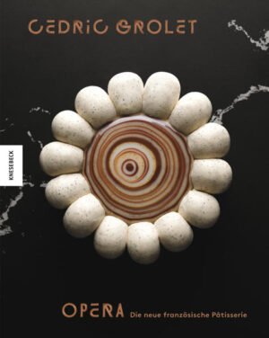 Die neue Bibel der modernen französischen Patisserie In diesem außergewöhnlich gestalteten Backbuch schlägt Cédric Grolet, preisgekröntes Wunderkind der französischen Patisserie-Szene, eine moderne Seite der sonst eher traditionellen französischen Backkunst auf. Fernab von Haute-Couture-Kreationen werden für jede Tageszeit 100 klassische, aber leicht umsetzbare Patisserie-Rezepte mit einem modernen Twist präsentiert. So bewegt sich Opéra zwischen Tradition und Moderne und zelebriert eine authentische Konditorenkunst mit Rezepten voller ursprünglichem Geschmack und in besonderer Ästhetik. Patisserie vom Feinsten: raffinierte Backwerke von Spitzen-Patissier Cédric Grolet Opéra lässt Sie mit allen Sinnen in den köstlichen Rezepten der klassischen Patisserie schwelgen. 100 Klassiker-Rezepte werden im Tagesrhythmus einer traditionellen französischen Konditorei vorgestellt: Um 7 Uhr morgens gibt es Feingebäck, wie Croissants oder verschiedenes Plundergebäck, um 11 Uhr erwarten Sie feine Törtchen und Gebäck für unterwegs, um 15 Uhr folgen Desserts und Sorbets und um 17 Uhr ist es Zeit für das letzte Brot des Tages. Jedes der traditionellen Rezepte erhält durch Cédric Grolets frische und kreative Handschrift das gewisse Etwas und einen raffinierten Twist. Außerdem finden Sie im Patisserie-Buch Erklärungen zu den Grundlagen, wie beispielsweise zu den angewandten Techniken, den besten Zutaten und den benötigten Utensilien sowie die Grundrezepte der verschiedenen Teigarten, Cremes, Füllungen und Dekors. Entdecken Sie in Opéra diese und viele weitere Rezepte: Feingebäck: Croissants, Pains au Chocolat, Madeleines, Roulés aux Raisins, Rayés aux Pommes Törtchen und Gebäck für unterwegs: Clafoutis, Sachertörtchen, Éclairs, Tarte Tartin, Tarte aux Pêches, Gâteau Basque, Brioche au Sucre, Financiers Desserts und Sorbets: Spritzige Mangoblätter, Soufflés Meringue, Ananas-Limetten-Sorbet, Geeiste Aprikosen Brote: La Tradition Française Baguette, Pain Perdu Mit Opéra werden alle leidenschaftlichen Hobby-Bäcker und Patisserie-Enthusiasten im Nu zum französischen Meisterkonditor.