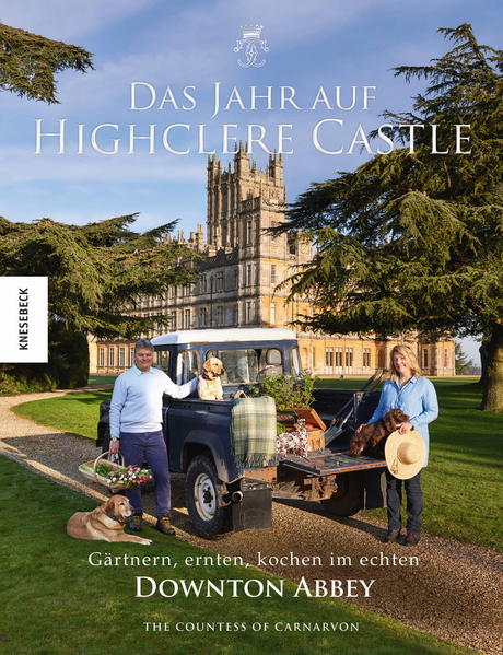 Das echte Downton Abbey - ein Blick hinter die Kulissen Willkommen auf Highclere Castle! Lady Fiona öffnet die Tore ihres Landgutes und gewährt einen exklusiven Einblick in die Parks, Gärten und Ländereien des englischen Herrenhauses, das als Drehort der Serie Downton Abbey zu einem der bekanntesten Orte der Welt wurde. Sie erkunden mit ihr die versteckten Winkel des Anwesens, die prachtvollen Gärten und üppige Wildblumenwiesen. Das Jahr auf Highclere Castle ist zugleich Gartenbuch als auch Kochbuch, denn neben Geschichten und Anekdoten verrät Lady Fiona auch köstliche Rezepte für jede Jahreszeit, die aus den lokalen Produkten gezaubert werden können. Holen Sie sich mit Das Jahr auf Highclere Castle einen Hauch von britischem Landhaus-Feeling nach Hause. Die Jahreszeiten in den Gärten von Highclere Downton Abbey gehört mit über 400 Millionen Zuschauern zu den erfolgreichsten TV-Serien weltweit. Pünktlich zum Start des neuen Downton-Abbey-Kinofilms können Sie mit Das Jahr auf Highclere Castle neue Inspirationen aus dem englischen Landleben für Ihr eigenes Zuhause sammeln und das Gartenjahr ganz nach dem Vorbild Highcleres gestalten. Erfahren Sie, was in den verschiedenen Jahreszeiten in den Gärten zu tun ist, welche Pflege verschiedene Pflanzen benötigen oder wann Gemüse- und Obstsorten Saison haben. Neben Einblicken in die Bewirtschaftung des Landguts erhalten Sie von Lady Fiona auch nützliche Gartentipps und Infos zur Selbstversorgung und Haltung von Nutztieren. Schmackhafte Rezepte für das ganze Jahr Neben Gartenwissen lüftet Lady Fiona auch die Küchengeheimnisse Highclere Castles. Die über 100 saisonalen Rezepte im Buch sind inspiriert von lokalen Produkten, die auch selbst im Schloss angebaut und produziert werden. Für jede Jahreszeit hat Lady Fiona die passenden Rezepte für Vorspeisen, Hauptgerichte, Desserts und Gebäck, Snacks und Getränke parat. Auch Ideen zur Haltbarmachung, zum Einlegen und Einkochen von Obst und Gemüse, sowie Rezepte für herzhafte Chutneys und süße Marmeladen finden Sie im Buch. Außerdem gibt Lady Fiona Tipps für legere Cocktailabende, festliche Dinner und gemütliche Picknicks  alles very british und ganz im Stil von Downton Abbey! Zu Gast auf Highclere Castle! Freuen Sie sich auf authentische englische Küche: Frühling: Selleriesuppe mit Ziegenkäse-Croutons, Gartenkräuter-Fritatta, gebratene Forelle mit Erbsen und Saubohnen, Rhabarber Crumble Sommer: Roastbeef-Salat mit hausgemachtem Meerrettich, kalte Gurken-Minze-Suppe, langsam gebratenes Lamm mit Anchovis, Knoblauch und Kräutern, Hausgemachte Limonade Herbst: Gebackene Feigen mit Ziegenkäse und Prosciutto, Quiche mit Pilzen und Gruyère, Hähnchen mit Estragon, Brombeer Upside-Down-Cake, Hagebutten-Sirup, Schlehen-Gin Winter: Pastinaken-Apfel-Suppe, Salat mit Wintergemüse und Honigdressing, Fasan mit geräuchertem Speck, Wildpastete, Highcleres Zitronenkuchen Das Jahr auf Highclere Castle enthält über 300 Farbfotos und steckt voller kulinarischer Köstlichkeiten, Geschichten über die Schätze auf dem Anwesen, ungelüftete Geheimnisse des Hausarchivs und vielem mehr. Holen Sie sich ganz stilecht einen Hauch von englischem Landadel in die heimischen vier Wände. Ein Buch für alle, die das traditionelle englische Landleben lieben und das ideale Geschenk für alle Fans von Downton Abbey! "Das Jahr auf Highclere Castle" ist erhältlich im Online-Buchshop Honighäuschen.