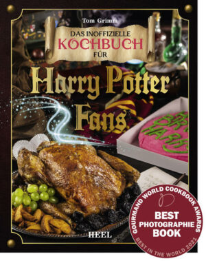 Dieses wunderschöne und bezaubernd gestaltete Kochbuch, wird die Welt von Harry Potter zum Leben erwecken. Träume Dich mit einem wärmenden Butterbier direkt in das "Drei Besen" nach Hogsmeade, bereite Dir herzhafte Kürbispastete oder klebrige Sirup-Bonbons. Dieses Kocbuch garantieret allen Potterheads die volle Ladung Zaubernostalgie! Der Autor, Tom Grimm, landete bereits mit seinem Harry-Potter-Backbuch einen Bestseller und legt nun dieses fantastische Kochbuch nach. - Über 80 fantasievoll arrangierte Gerichte  ein Buch wie aus Molly Weasleys Zauberküche - Authentische Rezepte wie Giggelwasser, goldene Schnatze, Muffin-Eulen oder Luna Lovegoods Radieschensalat - Im Stil von Harry Potter komplett vierfarbig und stimmungsvoll bebildert - Ein magisches Geschenk für alle Potterheads Perfekt auch für Harry Potter-Kindergeburtstage: Mit Rezepten für "Bertie Botts Bohnen", getrocknete Kakerlaken (aus Datteln