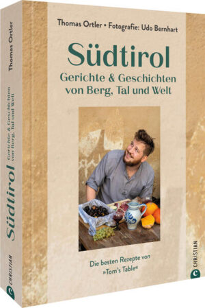 Die neue Alpenküche Thomas Ortler ist ein Shootingstar der Südtiroler Küche. International ausgebildet, in Südtirol daheim, kocht er im Restaurant Flurin eine regional-weltläufige Küche vom Feinsten. Aus den typischen Produkten entstehen köstliche Kreationen wie "Lammwraps mit Rainbow Slaw", "Birnenrisotto mit Gorgonzola", "Speckdashi mit Sobanudeln und Tofu" oder die klassische "Vinschger Schneemilch". Dazu erzählt er ganz persönlich und unverstellt, wie er seinen Weg gefunden hat. Das erste Kochbuch von Südtirols Shootingstar Thomas Ortler (ausgezeichnet als Koch des Monats vom Magazin Feinschmecker) Das Dorf und die Welt, Berg und Tal - kulinarische Gegensätze genial vereint 55 Rezepte, 20 Produktgeschichten und ganz viel Leidenschaft