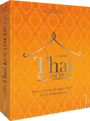 DAS Asia Kochbuch Absolut alles über die thailändische Küche Suchen Sie nach einem Kochbuch, das Ihnen die Grundlagen der thailändische Küche vermittelt? Dann ist Die große Thai-Kochschule das perfekte Buch für Sie! Die Thai-Küche ist bekannt für ihre grandiosen Aromen und frischen Zutaten. Suppen, Salate, Currys, Reis & Nudeln, Fisch, Fleisch und Desserts - von Streetfood bis Gourmetfood zeigt dieses Buch die 100 besten Rezepte, alle Küchentechniken und QR-Codes zu zahlreichen Schritt-für-Schritt-Anleitungen. Optisch ansprechend gestaltet, mit schönen Fotos von jedem Gericht, die Ihnen das Wasser im Mund zusammenlaufen lassen werden. Dazu gibt es viel Hintergrundwissen zur thailändischen Kochkultur und eine ausführliche Warenkunde. Mit diesem Grundkochbuch können Sie die Geheimnisse der thailändischen Küche entdecken und lernen, wie man die köstlichsten Asia Food Gerichte zubereitet. Egal, ob Sie ein erfahrener Koch oder ein Anfänger sind, dieses Buch ist für alle geeignet, die sich für die thailändische Küche interessieren. Tauchen Sie ein in die aromatische Welt der thailändischen Küche und probieren Sie Gerichte wie das würzige Curry mit Schweinebauch und Schlangenbohnen, die knusprigen frittierten Reisbällchen mit Mungbohnen oder die exotische Kombination von Garnelen mit Mango und Zitronengras. Genießen Sie die köstlichen gebackenen Frühlingsrollen, die gebratenen Reisnudeln mit Bohnenpaste oder die in Wantan-Teigblättern gebackenen Garnelen. Probieren Sie auch das authentische Jungle-Curry mit Wildschwein oder die verlockende knusprige Entenkeule in gelbem Curry. Entdecken Sie die Geschmacksvielfalt von Krabben mit Curry und Ei oder die süße Verführung von Mango mit Klebreis. Lassen Sie sich von den mit Glasnudeln gegarten Garnelen oder dem erfrischenden Salat mit zartem Rindersteak begeistern. Und vergessen Sie nicht, das würzige Thai Beef-Jerky zu probieren, eine beliebte Snackoption in Thailand. Mit diesem Buch werden Sie in kürzester Zeit ein Meister der thailändischen Küche sein! Das ultimative Thai Kochbuch: 400 Seiten, 100 Rezepte, Qr-Codes zu Step-by-Step-Anleitungen Lecker asiatisch kochen mit zahlreichen Infos, Glossar und bebilderter Warenkunde Ein Muss für alle Fans der asiatischen Küche und Thai Food