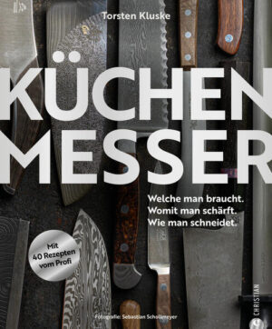 Nicht ohne Grund haben Profi-Köche immer ihr eigenes Set Messer dabei. Denn sie sind das A und O für ein erfolgreiches Gericht. Welches Messer brauche ich und wofür? Was muss ich beim Material beachten? Wie schneide ich richtig? Die Antworten liefert Ihnen Torsten Kluske in diesem Küchenratgeber. Der Messerexperte teilt sein Wissen bereits in den Sozialen Medien und bei seinen Online-Kursen bei "7 Hauben" und jetzt ganz neu auch in diesem Ratgeber. Werden Sie mit diesem Standardwerk zum Messerexperten und bringen Sie Ihre Kochkünste auf das nächste Level. Lernen Sie alles über die verschiedenen Messertypen, ihre Eigenschaften und Verwendungszwecke. Egal, ob Sie bereits ein erfahrener Koch sind oder gerade erst in die Kochwelt einsteigen, wird das Buch eine Bereicherung für Sie sein. 40 leckere Rezepte und verschiedene, detailliert fotografierte und beschriebene Schneidetechniken runden das Erlebnis ab und helfen Ihnen, das erlernte Wissen direkt anzuwenden. Das Buch eignet sich auch perfekt als Geschenk für Freunde und Familie, die sich für Kochen und Küchenmesser interessieren. Ob als Geburtstags- oder Weihnachtsgeschenk, unser Buch ist ein Geschenk, das garantiert Freude bereitet.