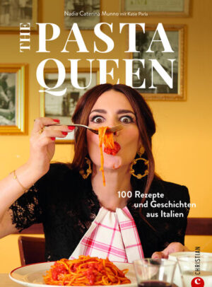 Der »New York Times« Bestseller endlich auf deutsch: Das erste Kochbuch von »The Pasta Queen« Das Geheimnis perfekter Pasta? Sie muss mit Liebe handgemacht sein, und wenn man mit Spaß dabei ist, dann wird das Kochen zur Magie. Wie das geht, zeigt die Erfolgsbloggerin Nadia Caterina Munno, aka »The Pasta Queen«. Hier zeigt sie uns 100 grandiose Rezepte von »Rigatoni alla Papalina« über »Tagliolini al Tartufo« bis »Fusilli allOrtolana«, die uns mit der Vielfalt und Aromen der italienischen Küche verführen werden. Von einfach bis beeindruckend, für Gäste oder als Soulfood - hier ist für jeden Anlass etwas dabei! Traditionelle, italienische Pasta, aber auch neue Techniken und Trends warten in diesem Pasta Kochbuch. Das erste Kochbuch der Erfolgsbloggerin »Pasta Queen« Der »New York Times«-Bestseller endlich auf deutsch 100 italienische Rezepte mit Gelinggarantie