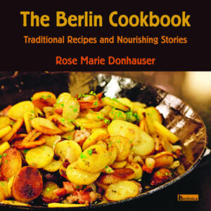 The Berlin Cookbook versammelt tradi­tionelle Berliner Rezepte wie Havelzander und Currywurst, Importe wie Döner und, natürlich, Pfannkuchen, anderswo als „Berliner“ bekannt. Alles ist einfach nachzukochen, denn die Berliner Küche ist boden­ständig. Das Kochbuch erzählt aber auch Geschichten: Über Friedrich den Großen und wie er die Kartoffeln nach Preußen gebracht hat, woher das Eisbein seinen Namen hat, und wie die Hugenotten Bouletten importierten.