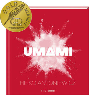 Ein Kochbuch zum Thema Umami? Unbedingt! Der Stoff, dem das Image eines Geschmacksverstärkers aus der asiatischen Küche anhaftet, ist alles andere als das. Er ist auch nicht nur natürlicherweise Bestandteil des menschlichen Körpers und darüber hinaus vieler Lebensmittel. Es ist an der Zeit, sich diesem fünften Geschmack zuzuwenden und zu zeigen, welches Potenzial in ihm steckt. Heiko Antoniewicz hat dies getan  und herausgekommen ist dieses Kochbuch. In über 50 Rezepten beweist er, dass Umami in Verbindung mit unterschiedlichen Kochtechniken Speisen zu neuen Geschmackskomponenten und dem Gast zu neuen Geschmackserlebnissen verhilft. Umami ist ein wunderbarer Teamplayer, er kann Gerichte und typische Aromenbilder akzentuieren sowie für Abwechslung auf der Zunge sorgen, sagt Antoniewicz. Insofern ist dieses Buch eine Einladung, neu über das Kochen, über das Schmecken und über das Genießen nachzudenken, um den fünften Geschmack neu zu entdecken. "UMAMI" ist erhältlich im Online-Buchshop Honighäuschen.
