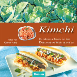 Kimchi, das herzhafte Sauergemüse nach koreanischer Art, ist heutzutage wahrhaft in aller Munde. Und das vollkommen zurecht, denn sowohl seine Zutaten wie auch die Art der Herstellung machen es zu einem der gesündesten und schmackhaftesten Lebensmittel der Welt. In Korea kann diese Fermentierung von Gemüse auf eine mehr als 2000 Jahre alte Geschichte zurückblicken und es darf auch heute bei keiner Mahlzeit fehlen. Je nach Reifegrad und Schärfe verwendet man Kimchi auf verschiedene Weise: als DIE klassische Beilage zu aller deftigen Kost wie Gegrilltem und Gebratenem, in Reis- und Eierspeisen sowie als Bestandteil von Suppen und Eintöpfen. Auch Marinaden für Tofu, Fleisch oder Fisch lassen sich mit Kimchi raffiniert verfeinern. 19 dieser vielfältigen Verwendungsweisen sind im vorliegenden Band zusammengetragen, von Reissalat über Schinken-Eisbein bis hin zu Kimchi-Strudel. Die zugehörigen Fotografien garantieren schon beim flüchtigen Durchblättern ein kulinarisches Erlebnis. "Kimchi" ist erhältlich im Online-Buchshop Honighäuschen.