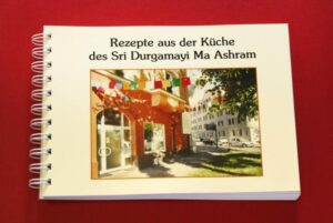 Das wunderschön zusammengestellte Kochbuch des Sri Durgamayi Ma Ashram enthält siebzig vegetarische Rezepte für das Mittagsprasad. So kann jeder diese köstlichen Rezepte auch für sich, für seine Familie und für seine Freunde kochen. Jeden Tag werden im Ashram Brindavon in Ulm diese Rezepte gekocht. Die Bilder im Buch gewähren einen Einblick in Mataji’s Ashram. Hier lebt eine Gemeinschaft von Mataji’s Schülern, jeden Tag wird liebevoll für die Bewohner des Ashram gekocht. Mit einer Widmung der spirituellen Meisterin kann dieses Kochbuch auch eine Orientierung sein für das spirituelle Üben mitten im Alltag.