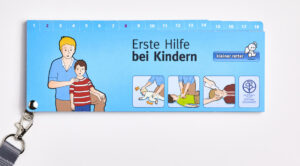 Honighäuschen (Bonn) - Freundlich, übersichtlich, machbar - der "kleiner Retter" ist ein Erste Hilfe Ratgeber im Fächerformat mit 55 freundlich gestalteten Illustrationen. Er überzeugt durch sein sympathisches Design und aktuelle Inhalte gemäß der europäischen Richtlinien (ERC) und ist zusätzlich durch die Stiftung Gesundheit zertifiziert. Der "kleine Retter" ist reduziert auf klare Anweisungen und schnell erfassbare Bilder - er kann keinen Erste Hilfe Kurs ersetzen, aber er ermutigt den Leser, sich außerhalb von Notfallsituationen mit diesem Thema zu beschäftigen. Dank seiner Textilschlaufe ist er jederzeit griffbereit. So bleibt er im Alltag stets präsent : z.B. am Schlüsselbrett oder Handschuhfach und verschwindet nicht im Bücherregal. Wir haben viel Know how und Energie in dieses Projekt gesteckt, um einen emotionalen Mehrwert zu schaffen, der sich auch verschenken lässt ! Den Retter gibt es in 3 verschiedenen Versionen  Erste Hilfe für Kinder, für den Straßenverkehr und für die Reise. Jede Version zeigt anhand von 55 Illustrationen zum einem die Grundlagen der Ersten Hilfe zum anderen die Maßnahmen bei speziellen Notfällen. Die Retter sind auf Karton gedruckt, die Schutzhülle ist vollständig biologisch abbaubar.