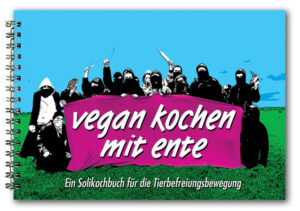 Kompliziert geht gar nicht - in “Vegan kochen mit Ente” finden sich 60 leckere und doch einfache Rezepte, die im Handumdrehen gelingen und alles andere als die Welt kosten. Zwischen exquisiter Cuisine und im Nu gezauberten Alltagsgerichten ist von Zucchini-Kartoffelpuffern über Seitannuggets, Cannelloni und Semmelknödel bis hin zu Nougat-Sahnetorte alles dabei. Auf Zutaten, die nur schwer zu bekommen sind, kann getrost verzichtet werden, denn Ente kocht mit Lebensmitteln, die du im Bioladen oder Supermarkt um die Ecke findest. Daher ist “Vegan kochen mit Ente” nicht nur dein praktischer Helfer für jeden Tag, sondern überzeugt auch problemlos bei der Bewirtung von Freund_innen, Verwandten und allen anderen hungrigen Menschen. Ente lebt mittlerweile etwa 10 Jahre vegan und ist seitdem in der Tierbefreiungsbewegung aktiv. Seine Einnahmen durch dieses Kochbuch fließen daher komplett in Projekte und Initiativen der Bewegung, denn Veganismus ist mehr als Lifestyle!