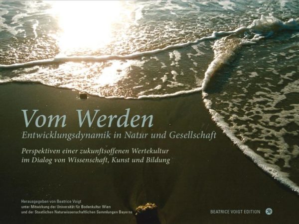 Honighäuschen (Bonn) - Wir leben in einer Zeit tiefgreifender Transformation: Die Welt befindet sich überall im Umbruch, ist überall im Fluss und von Instabilitäten und Unsicherheiten gekennzeichnet. Zugleich nimmt die Entwicklungsgeschwindigkeit von Veränderungsprozessen exponentiell zu. Parallel zu rasant fortschreitender Entwicklung in Wissenschaft und Technik werden weltanschauliche Konflikte gewaltsam ausgetragen und Leben, Kultur(en) und Umwelt zerstörende Kriege geführt. Die komplexe Multidimensionalität von Problemstellungen bis hin zur hochvirulenten Klimakrise stellt höchste Anforderungen an die transformative Gestaltung einer Wirklichkeit, die postfaktischer und ideologisierender Willkür ausgesetzt ist. Was können wir einer Welt im Ungleichgewicht entgegensetzen  oder besser  bieten? Welche Ideen und Konzepte sind geeignet, instabilen Phasen, unwägbaren Einflüssen und turbulenten Strömungen angemessen zu begegnen? Welche Denk- und Verhaltensformen ermöglichen offenen Dialog angesichts kultureller Bedingtheit von Werthaltungen? Und schließlich: Was bedeutet eine Welt im ständigen Wandel für eine ethische Fundierung menschlichen Handelns? Vom Werden beleuchtet grundlegende Fragestellungen zur Entwicklungsdynamik gewachsener, in steter Entwicklung und Wechselwirkung befindlicher Beziehungsgefüge von Systemen und Gesellschaften. Angesichts heutiger und zukünftiger Herausforderungen baut das sparten- und kulturübergreifende Konzept Brücken zwischen wissenschaftlichen, künstlerischen und pädagogischen Denk- und Lebenswelten und inspiriert zum Weiter- und Neudenken mit dem Ziel, für den Empfindungs-, Erfahrungs- und Wertungszusammenhang des Menschen mit Natur und Kultur zu sensibilisieren und ebenso sinnstiftende wie anwendungsorientierte Perspektiven einer zukunftsoffenen Wertekultur hervorzubringen.