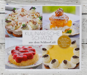 Ein Ausflug nach Husum. Ins SchossCafé. Ein Ort zum Erleben, Wohlfühlen, Schlemmen. Die Kuchen und Torten - ein süßer Traum. Alles hausgemacht. Dazu gibt es für kleinen Hunger Rezepte für Suppen, Salate. Und als Extra-Gast: Das HandwerkerHaus Restaurant, das auch einige Geheimnisse aus der Küche verrät.