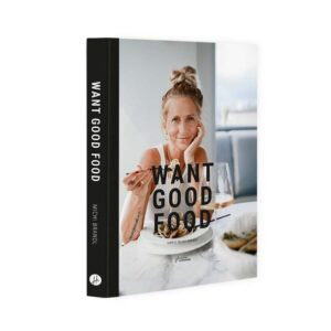 Zusammen mit dem jungen Münsteraner Verlag Heinen Lovebrands hat die Influencerin Michi Brandl dieses schön gestaltete Kochbuch veröffentlicht. Die Mission: Kochen macht Spaß und ist, wenn man weiß, wie, mühelos in den Alltag integrierbar. Zudem kann es eine überaus gesellige Angelegenheit sein. Als Besitzerin eines Schuhgeschäftes und als Gründerin einer Social Agentur steht Michi Brandl voll im Leben. Auf ihrem Instagram-Account @michivonwant unterhält die Kölnerin ihre Follower mit interessanten Einblicken in ihren Alltag. Die viel beschäftigte Unternehmerin und Influencerin ist zudem begeisterte Hundemama. Bei so viel Trubel im Alltag kann die richtige Ernährung und der Spaß am Kochen oftmals zu kurz kommen. Mit diesem Buch zeigt die leidenschaftliche Köchin, dass sich eine einfache Zubereitung und ein leckeres Ergebnis nicht ausschließen müssen. Der Inhalt ist so vielseitig wie Michi selbst: - 45 Rezepte in 7 themenbezogenen Kapiteln - Inspirationen für schnelle, gesunde Snacks - Inspirationen für private Momente und Erinnerungen - Eine Leckerei für den Hundenapf - Interessante Fotos aus Michis (Koch-)Alltag - Persönliche Geschichten und Einblicke in Michis Leben Mit Inspirationen für schnelle, gesunde Snacks stehen gemütlichen Stunden auf der Couch, Erinnerungen an den Urlaub und geselligem Beisammensein auf dem Balkon nichts mehr im Weg. Ob alleine oder mit Freunden und Familie - mit diesen pfiffigen Rezeptideen kommt Abwechslung auf den Tisch. Das besondere Extra: Sogar für Hunde ist ein Blitzrezept dabei. Außerdem macht sich das Kochbuch hervorragend als Tablebook im Wohnzimmer. Die tollen Foto-Momente aus Michis Leben als Unternehmerin und Person der Öffentlichkeit sind eine Bereicherung für jede Leseecke.