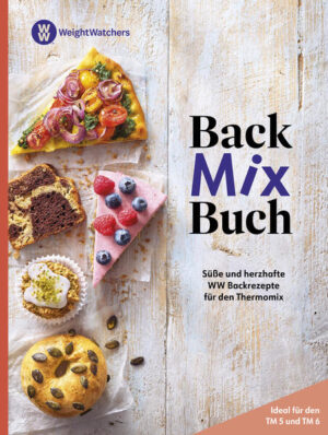 Erstmalig: Weight Watchers Backbuch für den Thermomix mit 76 Rezepten Backen & Abnehmen: Wir zeigen, wie es funktioniert Süß & herzhaft: Gebäck, Herzhaftes, Kuchen, Torten, Brote & Brötchen Ideen- & abwechslungsreich: Die Spinat-Pizza mit Lachs oder der leckere und fruchtige Joghurt-Himbeer-Kuchen Gelingsicher für alle Anlässe: Die Rezepte sind schnell, einfach und getestet Das Weight Watchers Back Mix Buch - Das große Backbuch mit 76 süßen und herzhaften WW Backrezepten für alle TM5 & TM6 Thermomix-Besitzer. Folgende Kapitel warten auf Sie: Süßes Kleingebäck Herzhaftes Backen Kuchen & Torten SPECIAL: Kühlschranktorten Brote & Brötchen Zusätzlich: von erfolgreichen Mitgliedern der WW-Community getestet Endlich gibt es den Nachfolger des 100 Top Mix Rezepte Kochbuchs. Nun dreht sich alles ausschließlich um das Thema Backen mit WW mit dem Thermomix. Ihre Liebsten werden Sie für Ihre köstlichen Zaubereien lieben. Das Kochbuch enthält neben leckeren Gebäck-Rezepten sowohl deftige Pizzen und Flammkuchen als auch den Kuchen oder die Torte für den Geburtstag oder eine Feier. Die Rezepte sind einfach, verständlich aufgebaut, gelingsicher und schmecken der ganzen Familie. Anfänger als auch fortgeschrittene Köche kommen ganz auf ihre Kosten. Alle WW Kochbücher werden in Deutschland mit mineralölfreien Biofarben, wasserbasierten Lacken und klimaneutral gedruckt, gebunden und verarbeitet. Das Papier aller WW Kochbücher stammt aus nachhaltig bewirtschafteten Wäldern und kontrollierten Quellen und ist PEFC zertifiziert.