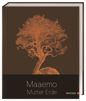 „Maaemo“, zu Deutsch „Mutter Erde“, ist der Name des Restaurants von Esben Holmboe Bang in Oslo. Hier zeigt der junge kreative 3-Sterne-Koch, was aus erstklassigen Spitzenprodukten geschaffen werden kann. Dabei sind es die puren Aromen, der intensive Geschmack und die harmonischen Kompositionen, die seine Küche zur Kunst machen. Esben Holmboe Bangs Achtung vor den Schätzen der Natur ist groß und seine Liebe zur Heimat steht dem in Nichts nach. Saisonales und Regionales sind bei ihm nicht nur Stichworte, sondern die Philosophie seiner Küche, die täglich gelebt wird - in der Perfektion! All das ist auch in seinem herausragenden Buch zu spüren. Es ist ein Genuss es zu betrachten, denn Haptik und Ästhetik sind außergewöhnlich. Die Inspirationen und Überraschungen in den Gerichten, die auf den ersten Blick oft schlicht wirken, überzeugen und machen dieses Buch zu einem Meisterwerk.