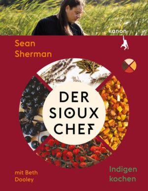 Grundgesunde Süßkartoffeln mit Ahorn-Chili-Crunch Das erste Kochbuch seiner Art auf Deutsch: Der Spitzenkoch von der Oglala Lakota Sioux Nation Sean Sherman erfindet eine der ältesten und gesündesten Küchen neu: die indigene. Gluten-, milch-, zuckerfreie Rezepte. Leicht nachzukochen. Sean Sherman ist Botschafter eines neuen indigenen Selbstbewusstseins. Die Gerichte des Sioux-Chefkochs umfassen u.a. Wildbret, Wacholder, Salbei, Fisch, Pflaumen und eine Fülle von Kräutern. Zu seinen Rezepten gehören etwa gegrillte Wildreiskuchen, Drei-Schwestern-Salat oder geröstetes Maissorbet. Seine Philosophie reicht weit über seine Heimat hinaus. Es ist eine Küche der tiefen Verbundenheit mit der Natur, dem Respekt vor Pflanzen und Tieren. Sie setzt auf Selbstversorgung, ist hyperlokal, ultrasaisonal und supergesund. Sie ist von Natur aus niedrig-glykämisch, eiweißdivers, salzarm, pflanzlich - und vor allem absolut köstlich. Mit Hintergrundwissen zu indigenen Kulturen und Traditionen. Mit zahlreichen farbigen Rezeptfotos. »Dieses Kochbuch widme ich unseren Vorfahren und allen indigenen Menschen, die jahrhundertelang unter dem Kolonialismus gelitten haben. Wir, die First-Nations-Nachfahren, geben unser Wissen, unsere Lebensmittel und unsere Heilmittel an alle künftigen Generationen weiter.« Sean Sherman