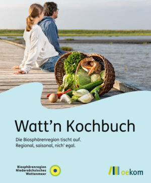 Das Wattenmeer tischt auf und zeigt mit 74 Rezepten die Vielfalt der Küche im Nordwesten Deutschlands: Vom traditionellen Familiengericht wie dem herzhaften Kartoffel-Karotten-Eintopf Wuddeldick oder »updrögt« (aufgetrocknete) Bohnen bis zu modern interpretierten und veganen Superfoodrezepten gibt es hier so manche Köstlichkeit zu entdecken. Vom garnierten Teller eines Küchenchefs bis zur Lieblingsspeise aus Kindertagen. Ganz nebenbei lädt das Watt’n Kochbuch dazu ein, mehr über die Biosphärenregion Niedersächsisches Wattenmeer zu erfahren. Lernen Sie typische Produkte kennen, und begeben Sie sich auf eine Reise zu Menschen, die diese regional erzeugen, verarbeiten und verkaufen. Die Biosphärenregion steht dabei nicht zuletzt auch für nachhaltige Produktion - und verknüpft in ihrem Kochbuch Genuss und gesellschaftliches Engagement.