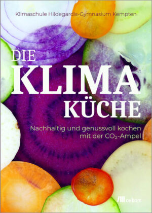 Es ist eine Frage der Gerechtigkeit, den nachfolgenden Generationen die gleichen Lebensbedingungen zu hinterlassen, wie wir sie heute gewohnt sind. Doch durch den weiter steigenden Ausstoß von Treibhausgasen verschärft sich die Klimakrise zunehmend. Dies führt bereits heute zu mehr Naturkatastrophen, die künftig noch häufiger und intensiver werden. Unsere Ernährung spielt in diesem Zusammenhang eine wichtige Rolle. Und jeder Einzelne von uns kann hier ansetzen und einen Beitrag zum Klimaschutz leisten. Jeden Tag - morgens, mittags und abends. Dieses Klimakochbuch wurde am Hildegardis-Gymnasium Kempten in einem Projektseminar über knapp 18 Monate entwickelt. Darin erwarten dich nicht nur leckere Rezepte, sondern auch viel Hintergrundwissen zu unseren Nahrungsmitteln. Eine CO2-Ampel zeigt zu jedem Gericht an, wie klimafreundlich es ist.