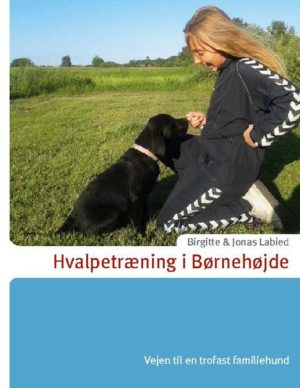 Honighäuschen (Bonn) - Vil du have en glad og samtidig velopdragen hund? Så er denne bog noget for dig. Bogen beskriver en række enkle øvelser, som du selv kan lave med din hund. Lær hunden at komme, når du kalder, sætte sig på kommando og andre nyttige ting. Træningen foregår på en sjov og hyggelig måde, hvor hele familien kan være med. Du får også forslag til sjove lege og gode råd om, hvordan hunden bliver rolig og harmonisk. Bogen er illustreret med mange farvebilleder.