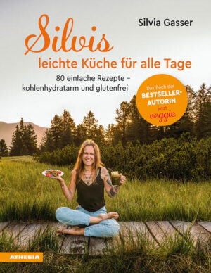 Glutenfrei, Kohlenhydratarm und vegetarisch/vegan! Und das soll auch noch schmecken? Ja, sagt die Bestsellerautorin und Influencerin Silvia Gasser. In ihren Kochbüchern, auf ihrem Blog „Silvis Kuchl“ und in den Sozialen Medien zeigt sie ihren Leser*innen immer wieder, wie einfach und bunt gesunde Ernährung ist. Bei Bedarf nimmt man dadurch ab, wird fitter und gesünder - doch damit nicht genug: Was gesunde Ernährung mit Glück, Zufriedenheit und dem allgemeinen und inneren Wohlbefinden zu tun hat, erklärt sie in dieser Komplett-Aktualisierung ihres ersten Buchs. Die Rezepte wurden überarbeitet, Fotos neu geschossen und das Ganze neu (und ohne Plastifizierung) verpackt. Die über 70 verfeinerten und verbesserten Rezepte sind ideal für abends - aber nicht nur. Aufgeteilt auf die Bereiche Suppen, Gerichte mit Mehlen, Gerichte ohne Mehle, Süßes, Brot, Aufstriche & Dips, Smoothies und Grundrezepte, sind die gesunden und schmackhaften Kreationen einfach nachzukochen. Zusätzlich schildert Silvi in einer ausführlichen Einführung ihre Philosophie eines gesunden und positiven Lebensstils, ihre eigene Entwicklung und gibt Tipps für Nachhaltigkeit und zur Selbstliebe.