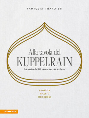 Cucina, pasticceria, enologia e una filosofia all’insegna di autosufficienza, regionalità, stagionalità e sostenibilità: la famiglia Trafoier coniuga questi principi non solo in questo libro, ma ogni giorno al ristorante Kuppelrain. Radicamento, vicinanza alla natura, concretezza: la mentalità di tutta la famiglia si riflette nelle numerose ricette, nelle storie e nelle immagini, che consentono ai lettori d’immergersi in un mondo meraviglioso, in cui ogni creatura vivente ha il suo ruolo e ogni cibo è apprezzato. I singoli piatti dei menu - suddivisi in quattro stagioni - sono selezionati con cura e la loro preparazione è descritta passo dopo passo. La zuppa di castagne con gnocchi di grano saraceno e olio di noccioli di prugna, i tortelli al formaggio di capra della Val Venosta o il tris di manzo della Val Senales sono solo alcuni dei gustosi esempi creativi di questa cucina stellata. Ogni capitolo comprende anche deliziosi dessert, praline o specialità stagionali, come i biscotti di Natale o le brioche di Pasqua. Per cucinare o trarre ispirazione, questo libro è il dono perfetto per tutti i buongustai!